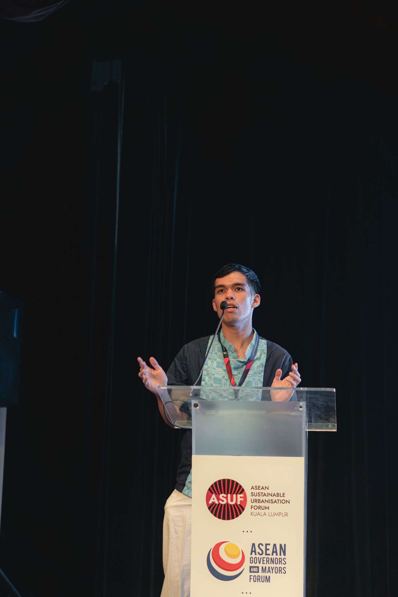 Joshua VARGAS facilitating the ASEAN Sustainable Urbanisation Forum Youth Assembly alongside YUSEA.